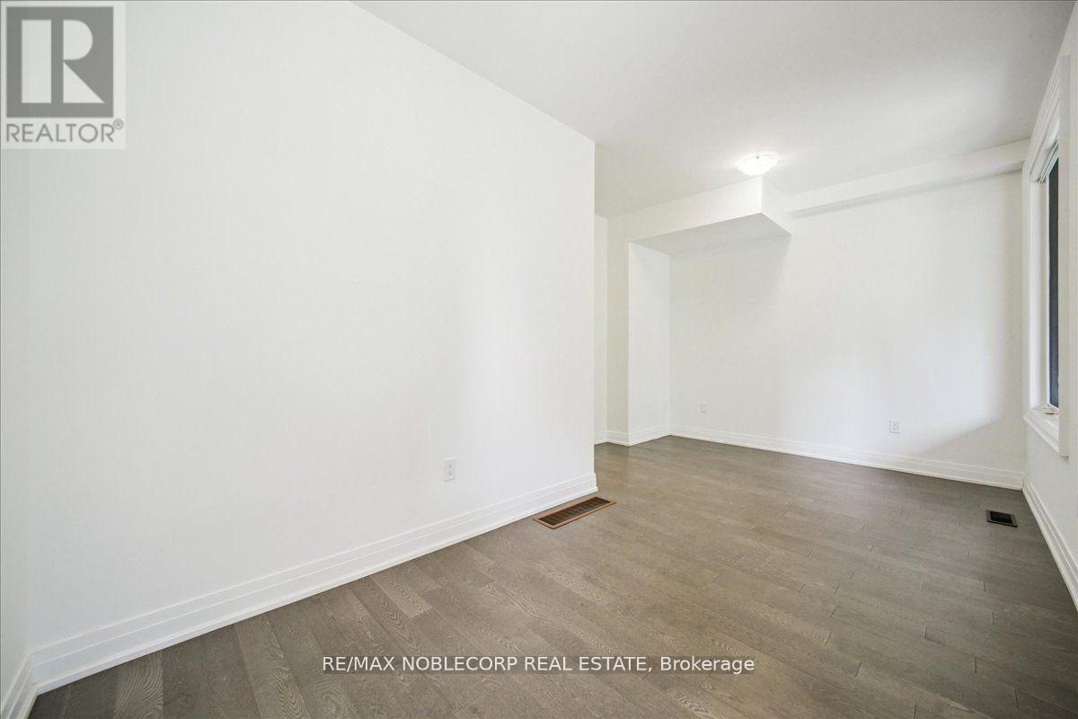 Photo 31 of 45 Globemaster Lane, Richmond Hill ON