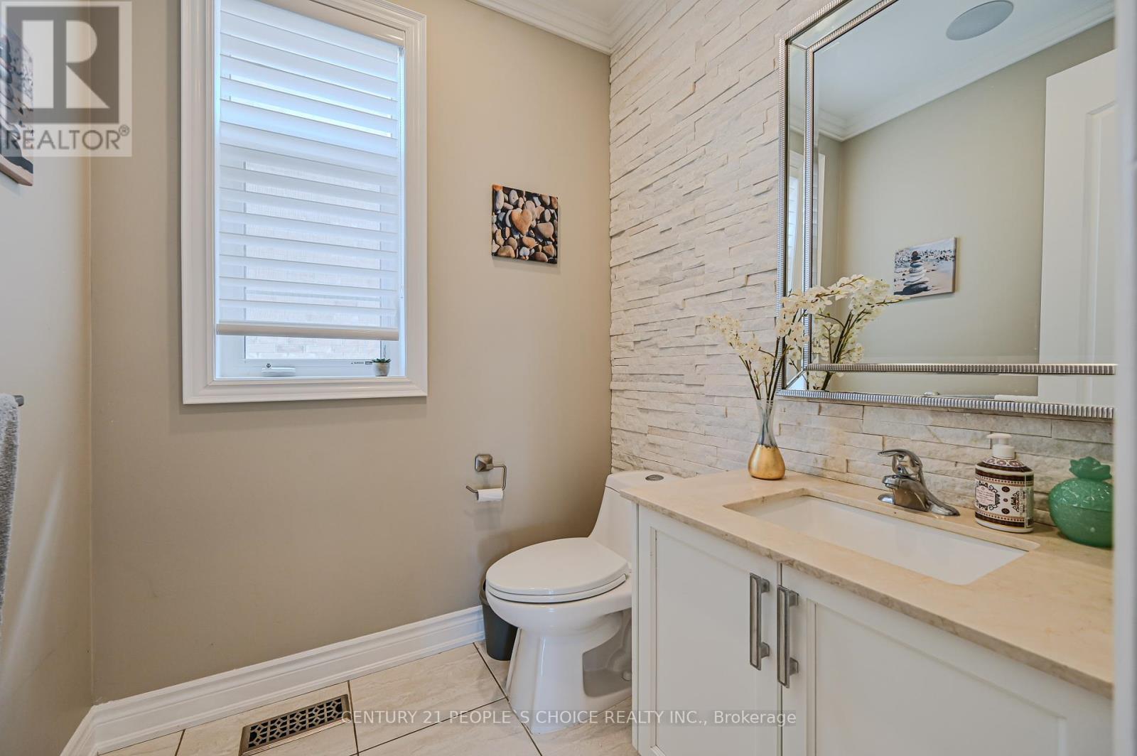 Photo 20 of 39 Munsie Drive, King ON