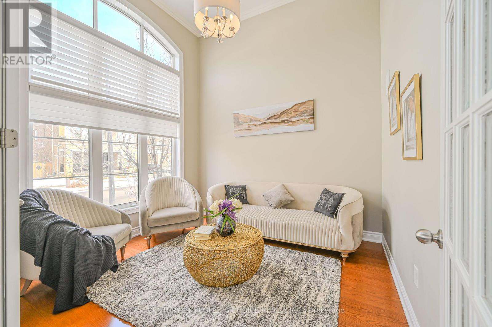 Photo 8 of 39 Munsie Drive, King ON