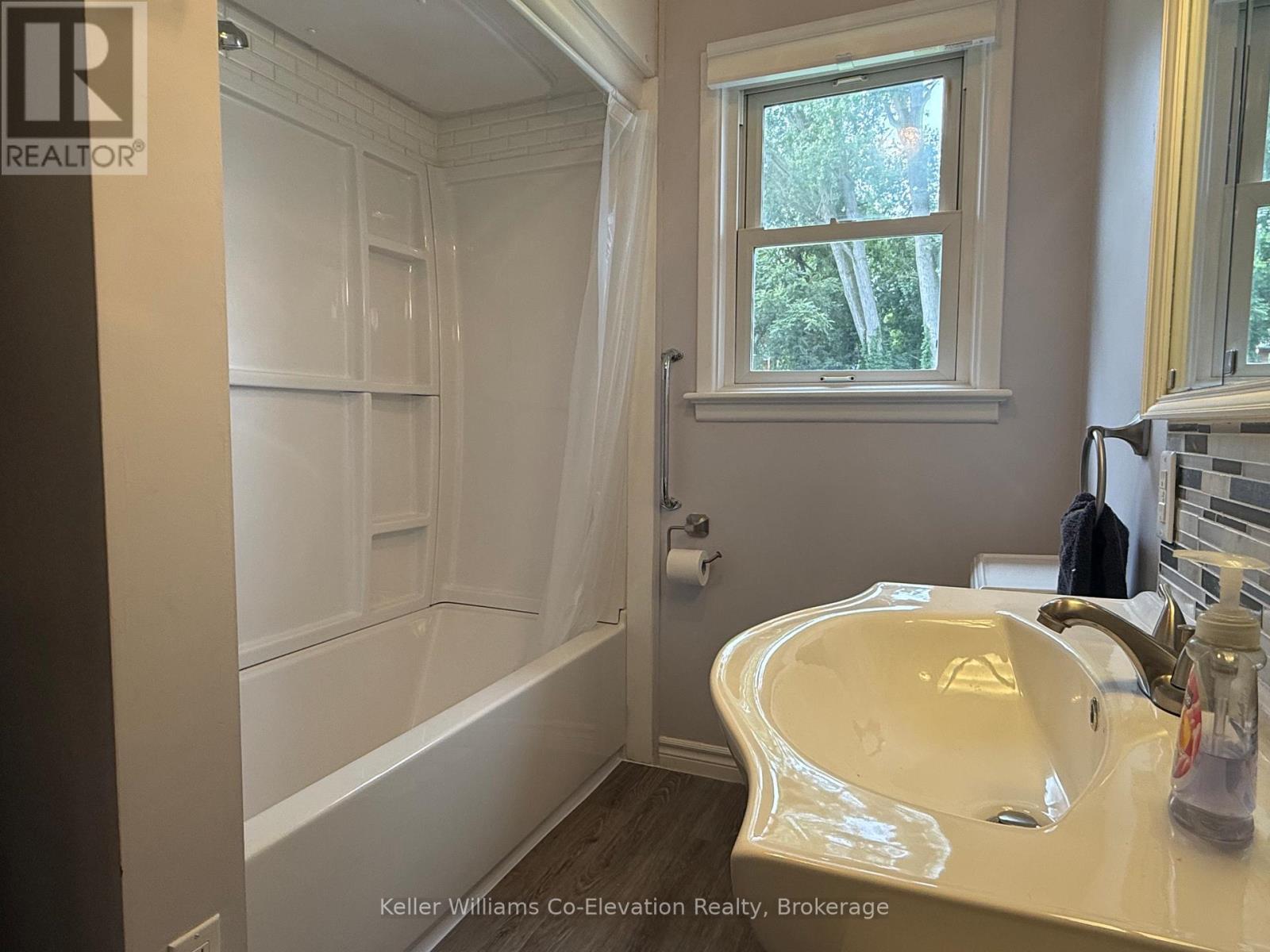Photo 4 of 162 Lindsay Street, Midland ON