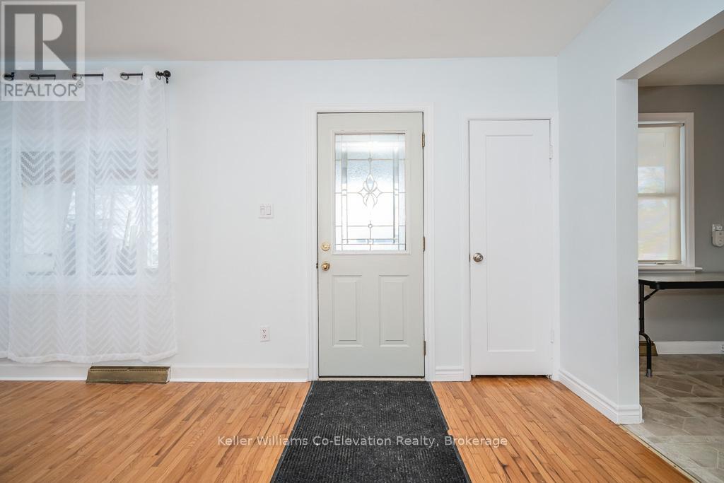 Photo 6 of 162 Lindsay Street, Midland ON