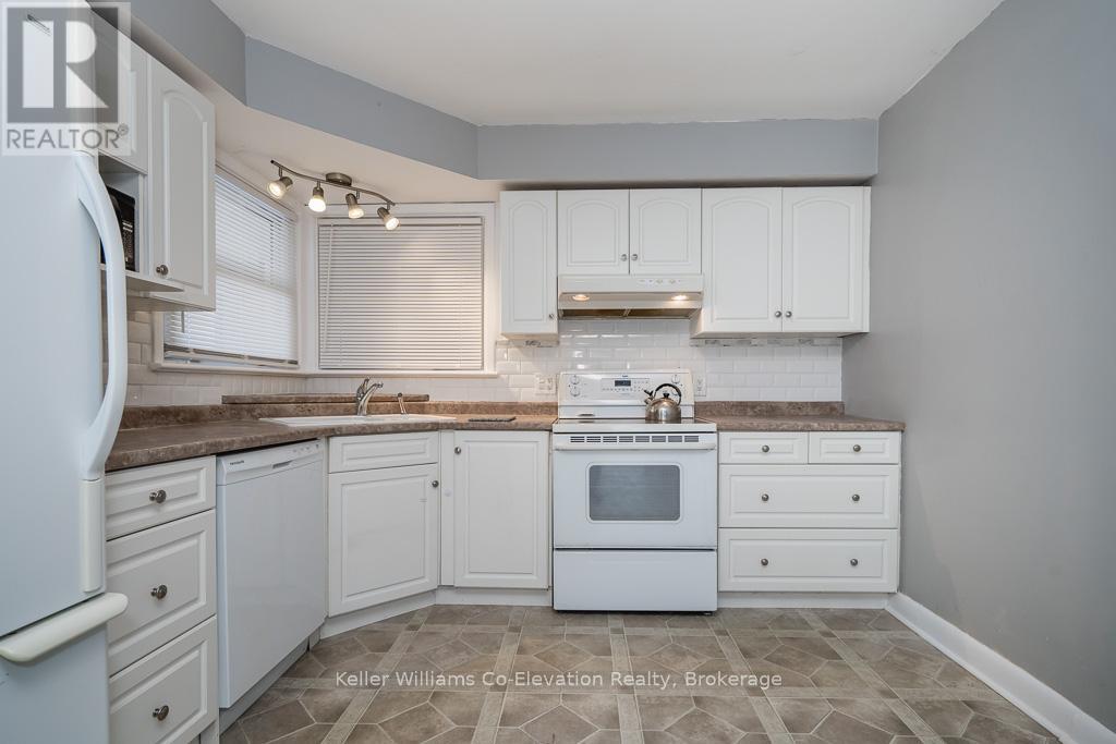 Photo 8 of 162 Lindsay Street, Midland ON