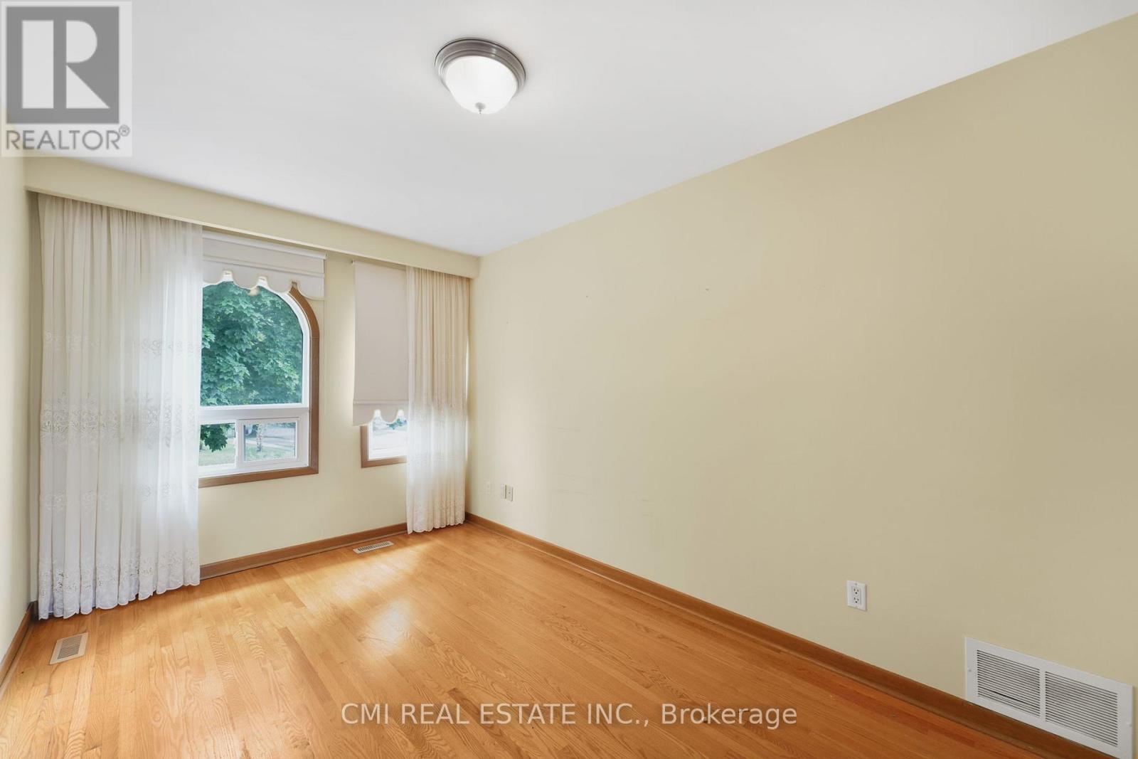 Photo 2 of 698 Hillman Crescent, Mississauga ON
