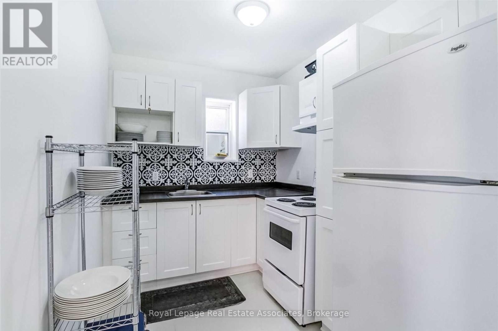 Photo 7 of 881 Lakeshore Road E, Mississauga ON