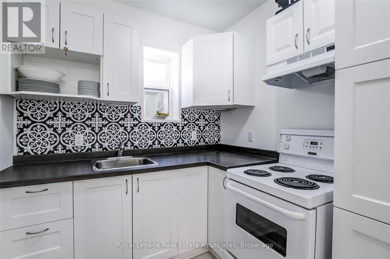 Photo 17 of 881 Lakeshore Road E, Mississauga ON