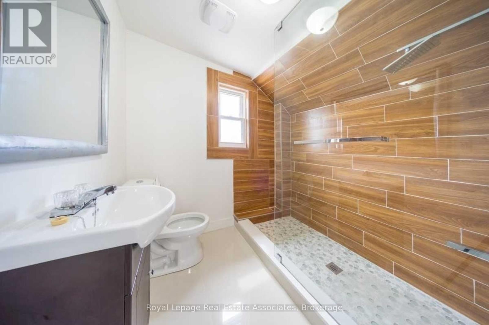 Photo 12 of 881 Lakeshore Road E, Mississauga ON