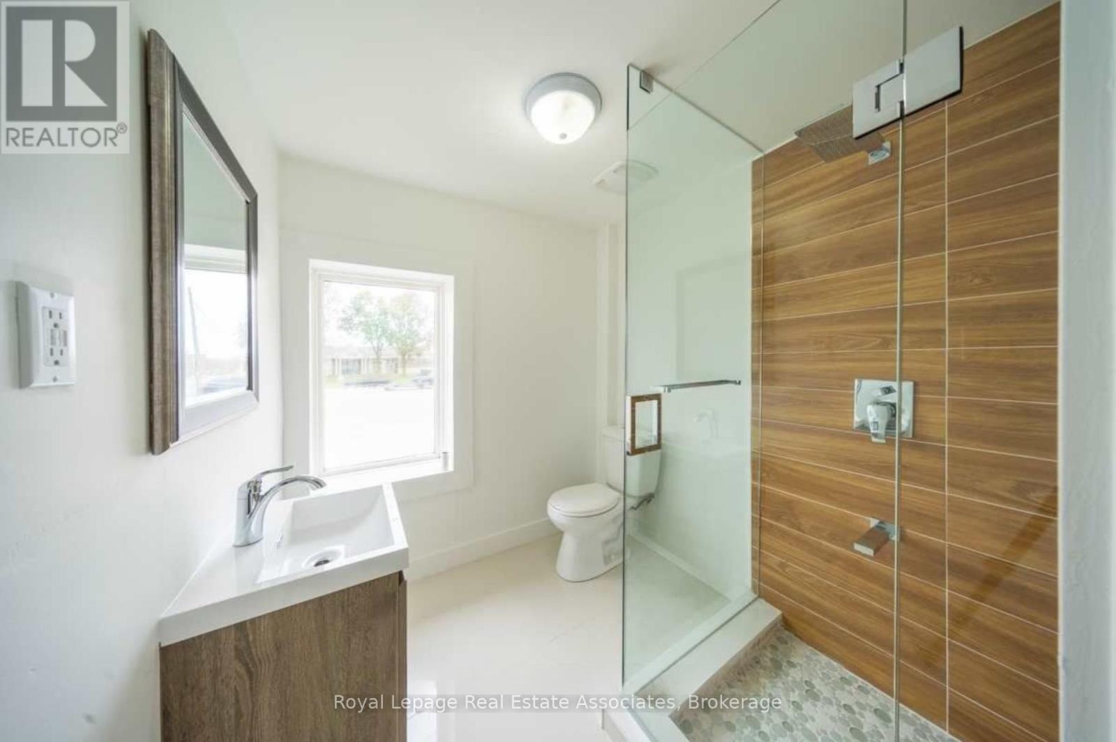 Photo 11 of 881 Lakeshore Road E, Mississauga ON