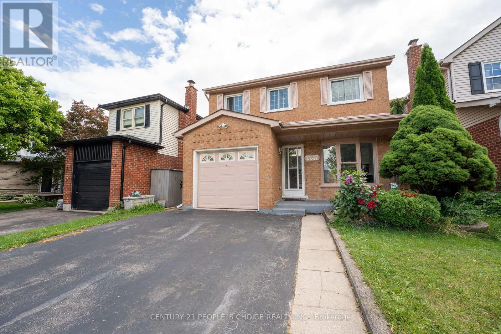 Photo 3 of 2247 Silverbirch Court, Burlington ON