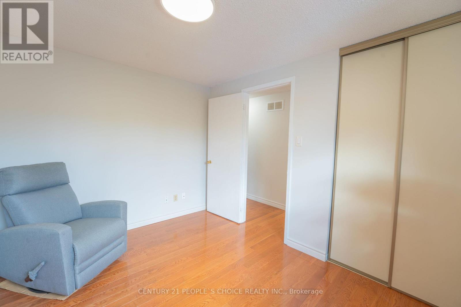 Photo 33 of 2247 Silverbirch Court, Burlington ON