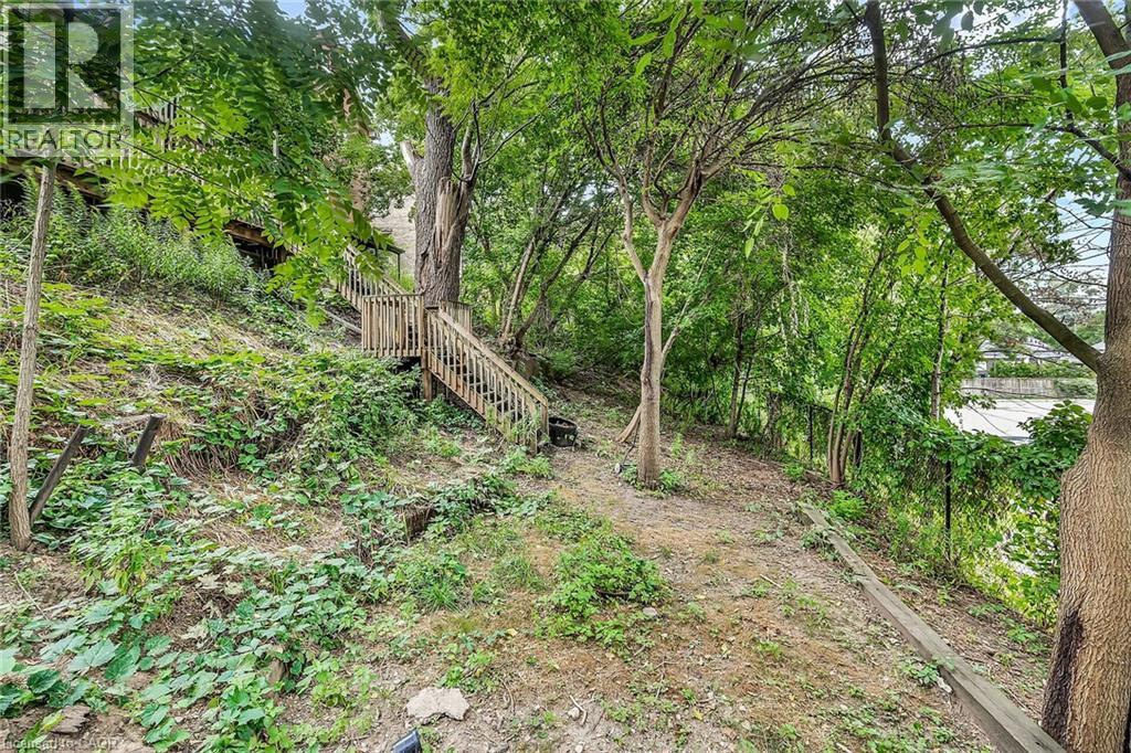 Photo 19 of 86 Park Avenue, Brantford ON