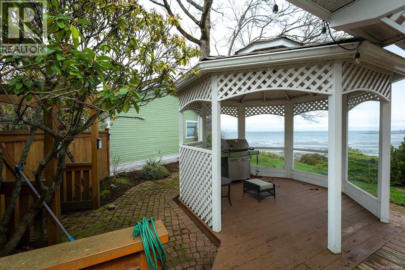 Photo 2 of 391 Bay Ave, Parksville BC