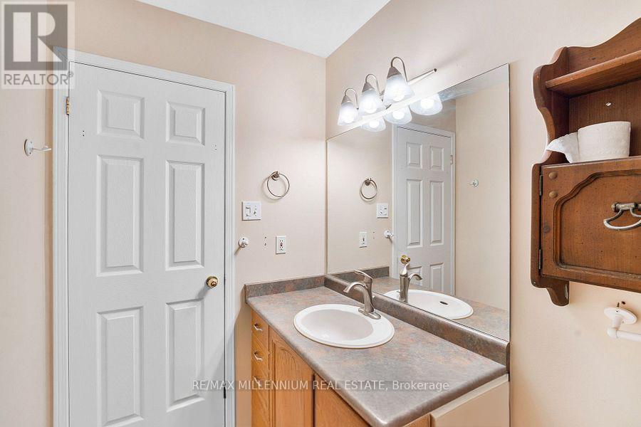 Photo 19 of 44 Hanmer Street E, Barrie ON