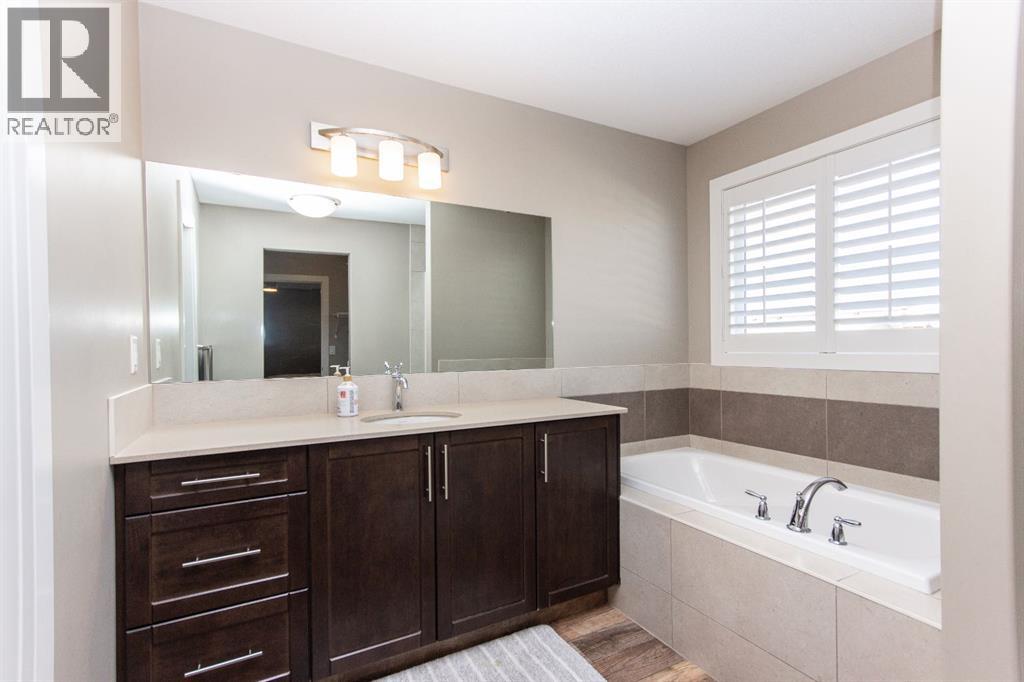 Photo 14 of 22 Travis Close, Red Deer AB