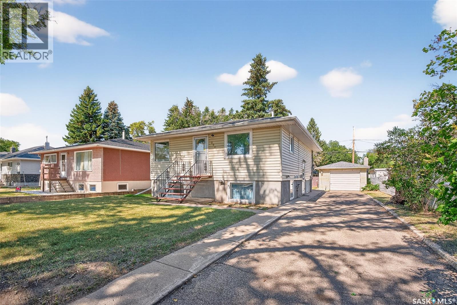 Photo 1 of 806 Grandview Street W, Moose Jaw SK