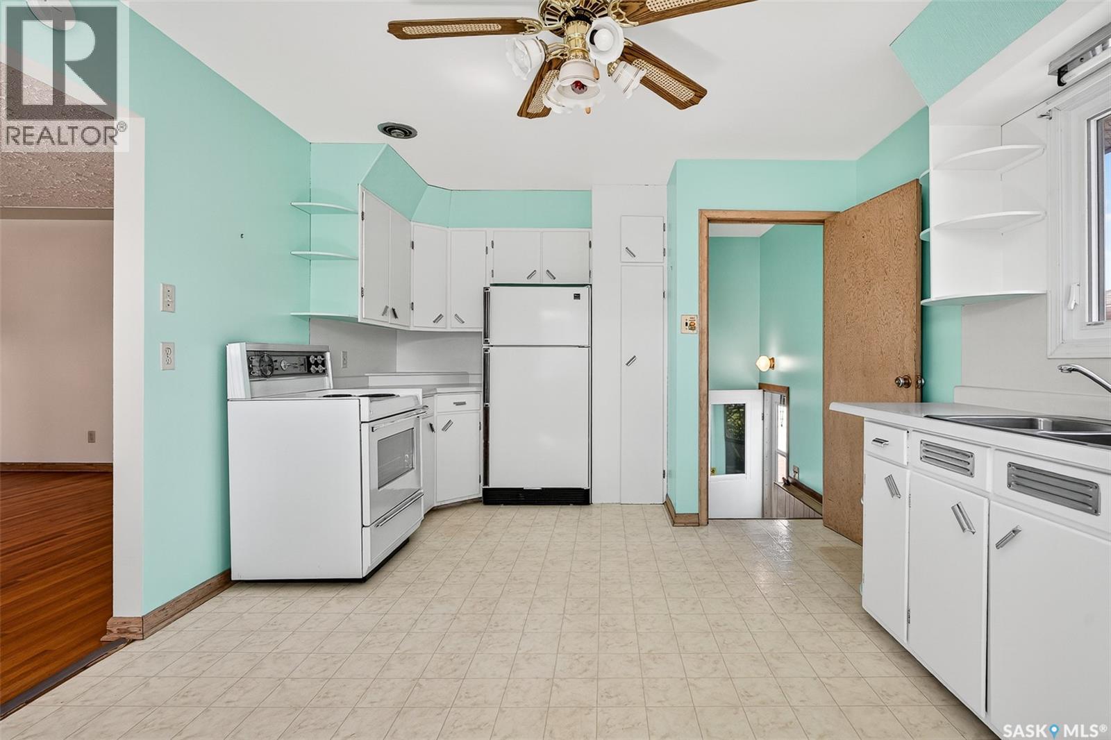 Photo 10 of 806 Grandview Street W, Moose Jaw SK