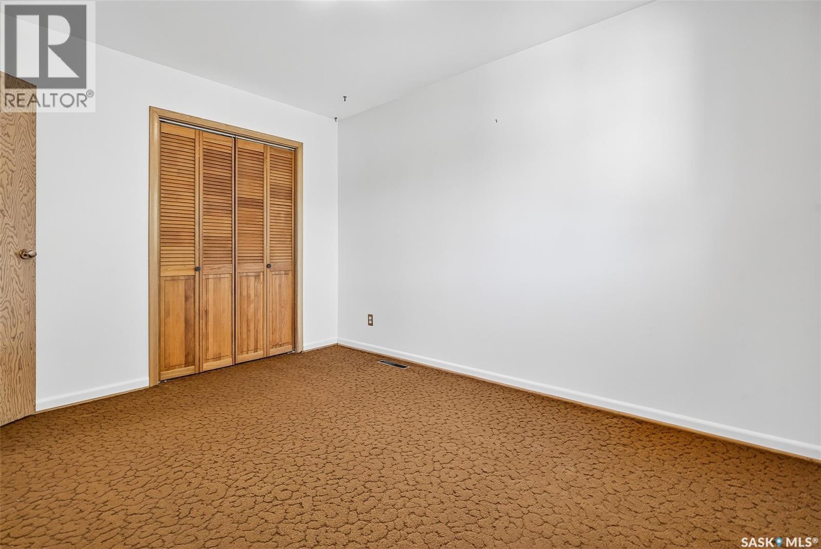Photo 15 of 806 Grandview Street W, Moose Jaw SK