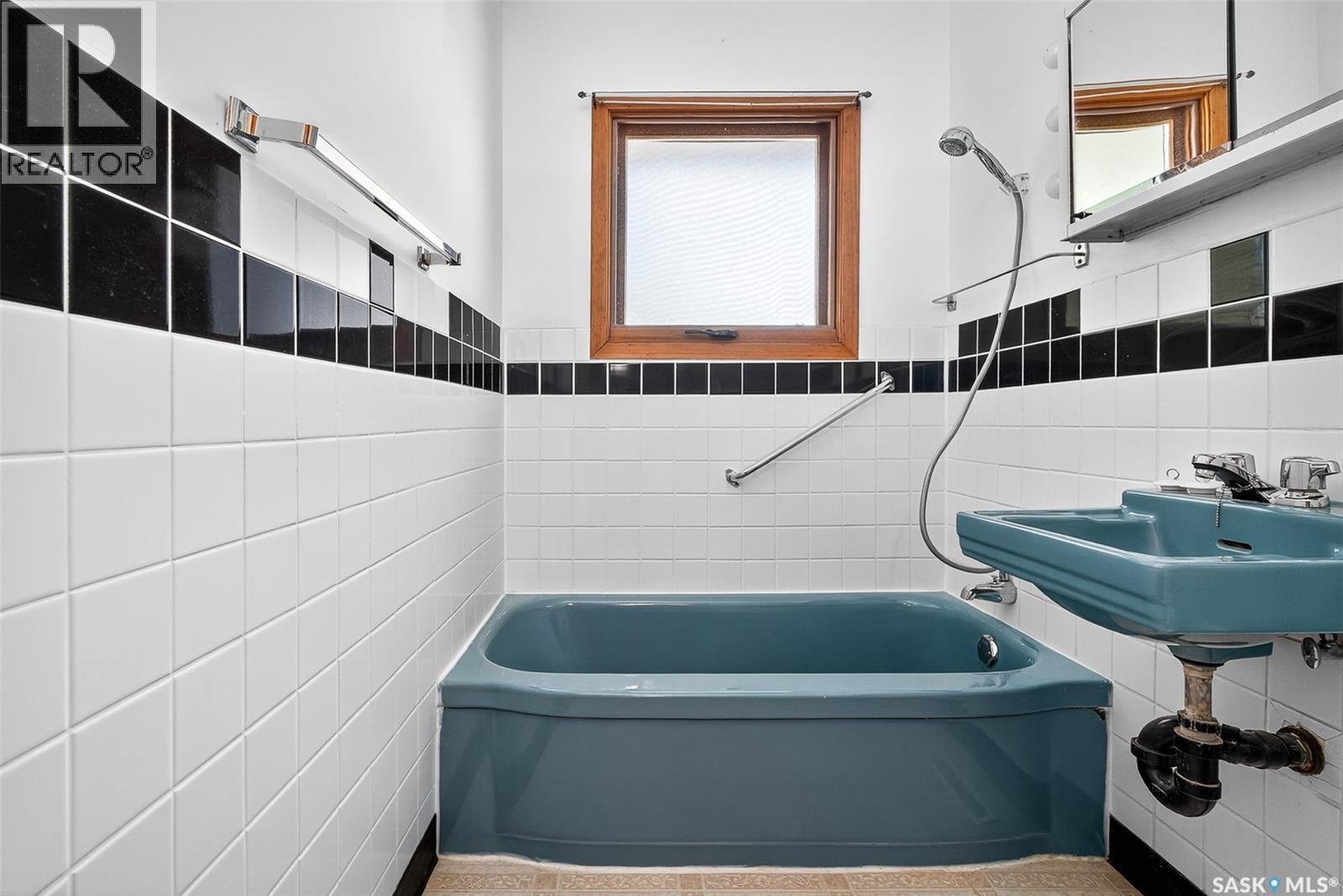 Photo 17 of 806 Grandview Street W, Moose Jaw SK