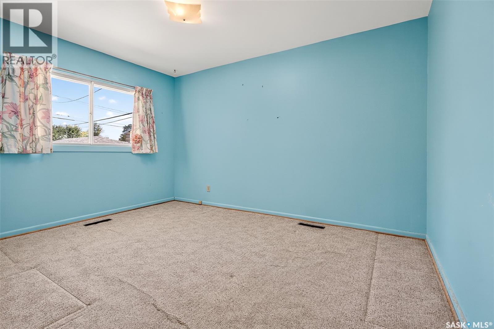 Photo 19 of 806 Grandview Street W, Moose Jaw SK