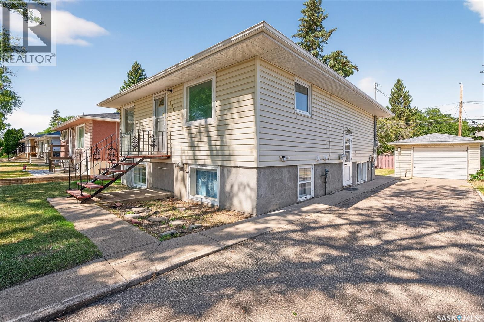 Photo 2 of 806 Grandview Street W, Moose Jaw SK