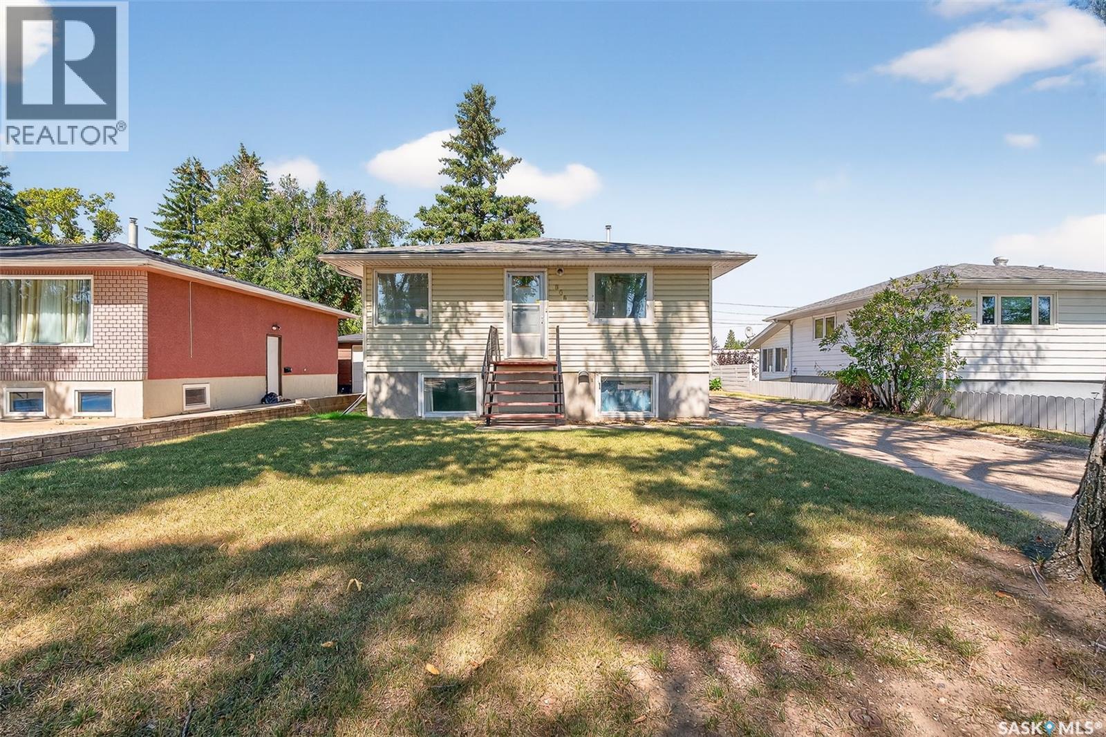 Photo 3 of 806 Grandview Street W, Moose Jaw SK