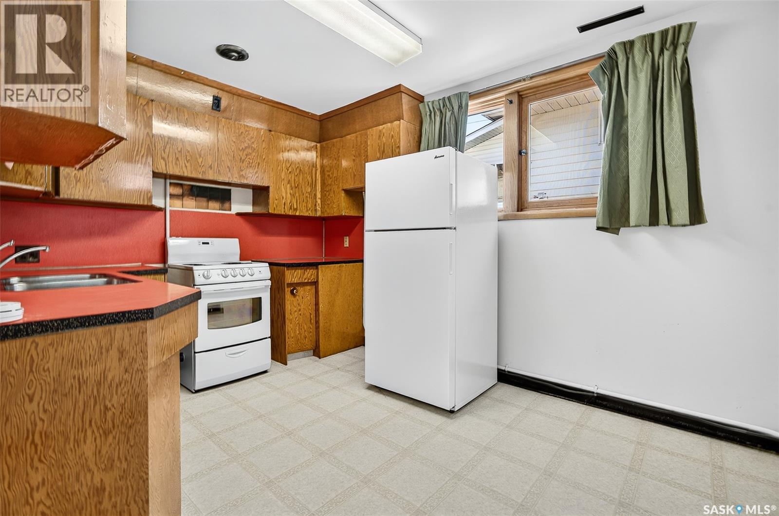 Photo 32 of 806 Grandview Street W, Moose Jaw SK