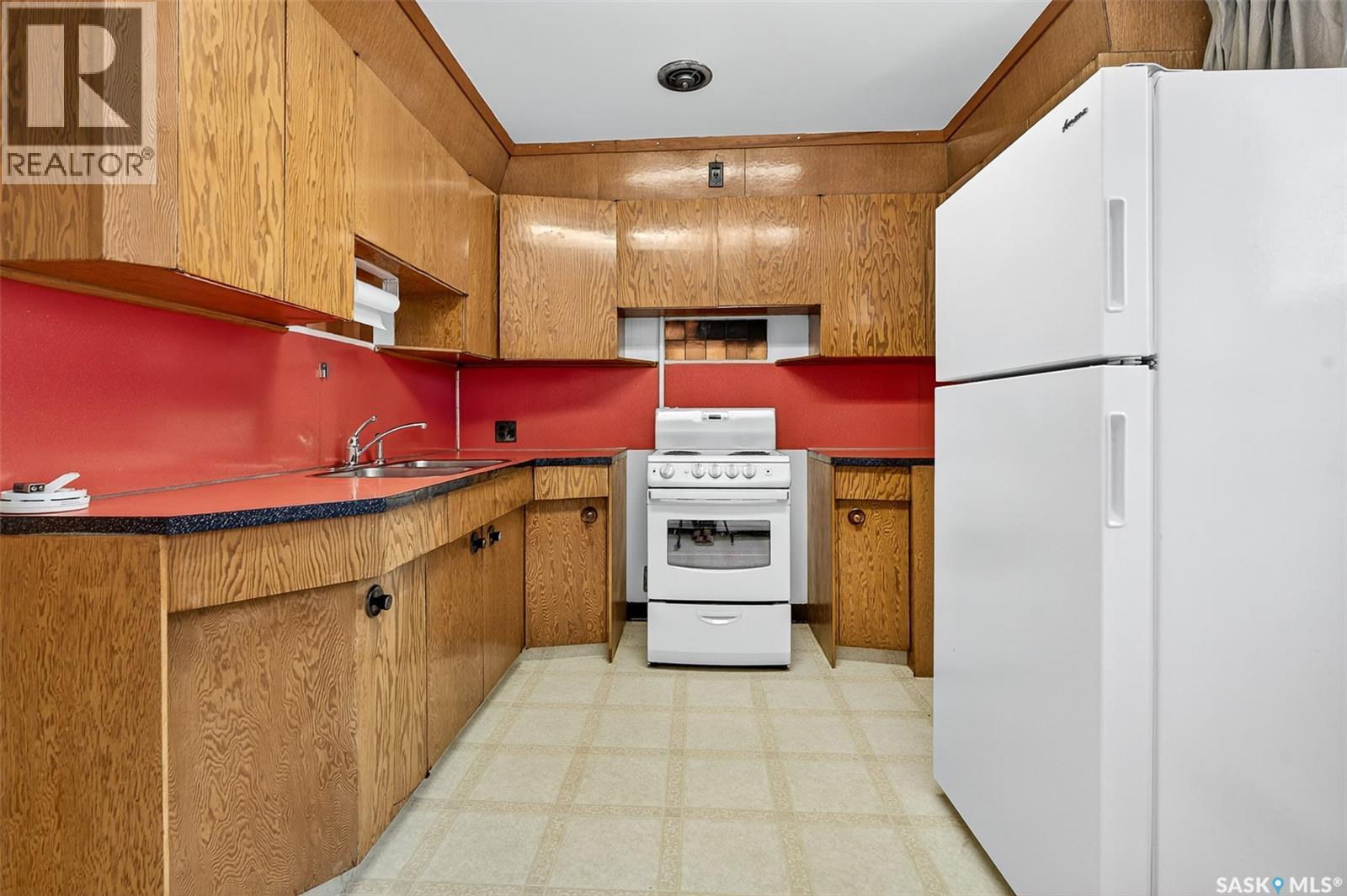 Photo 33 of 806 Grandview Street W, Moose Jaw SK