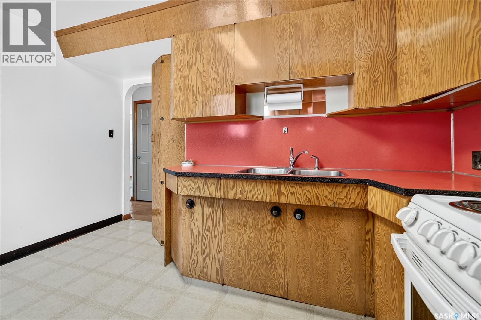 Photo 34 of 806 Grandview Street W, Moose Jaw SK