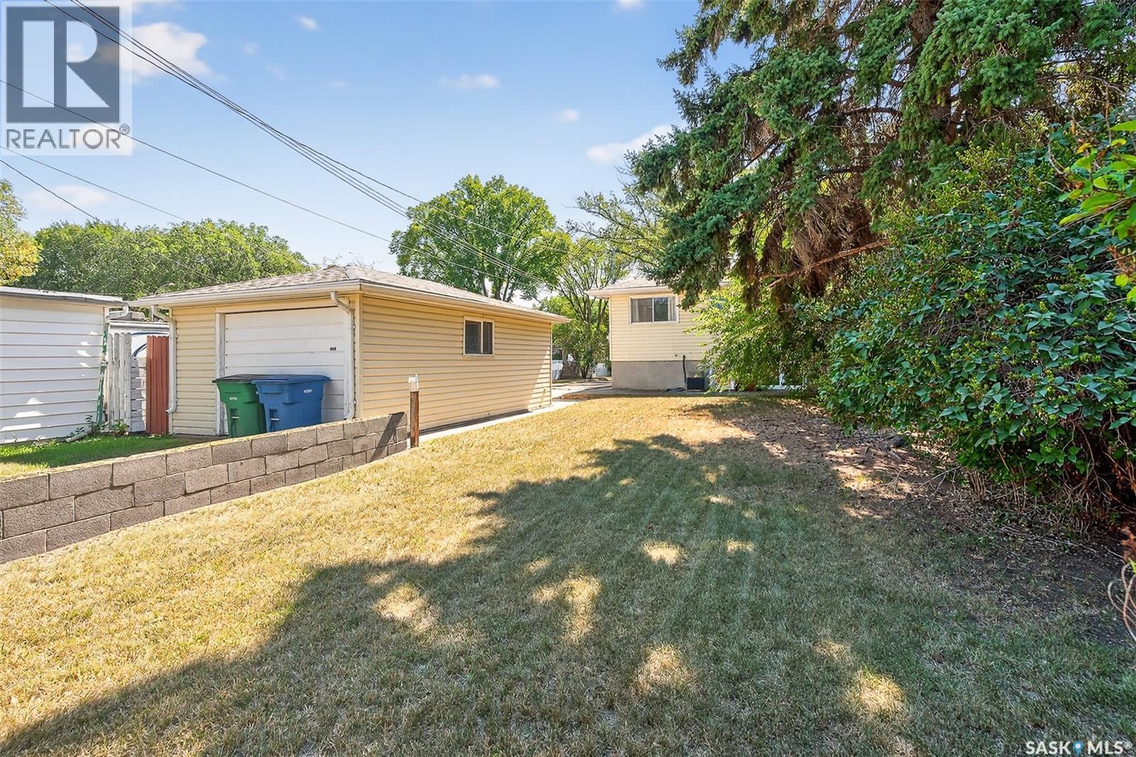 Photo 36 of 806 Grandview Street W, Moose Jaw SK