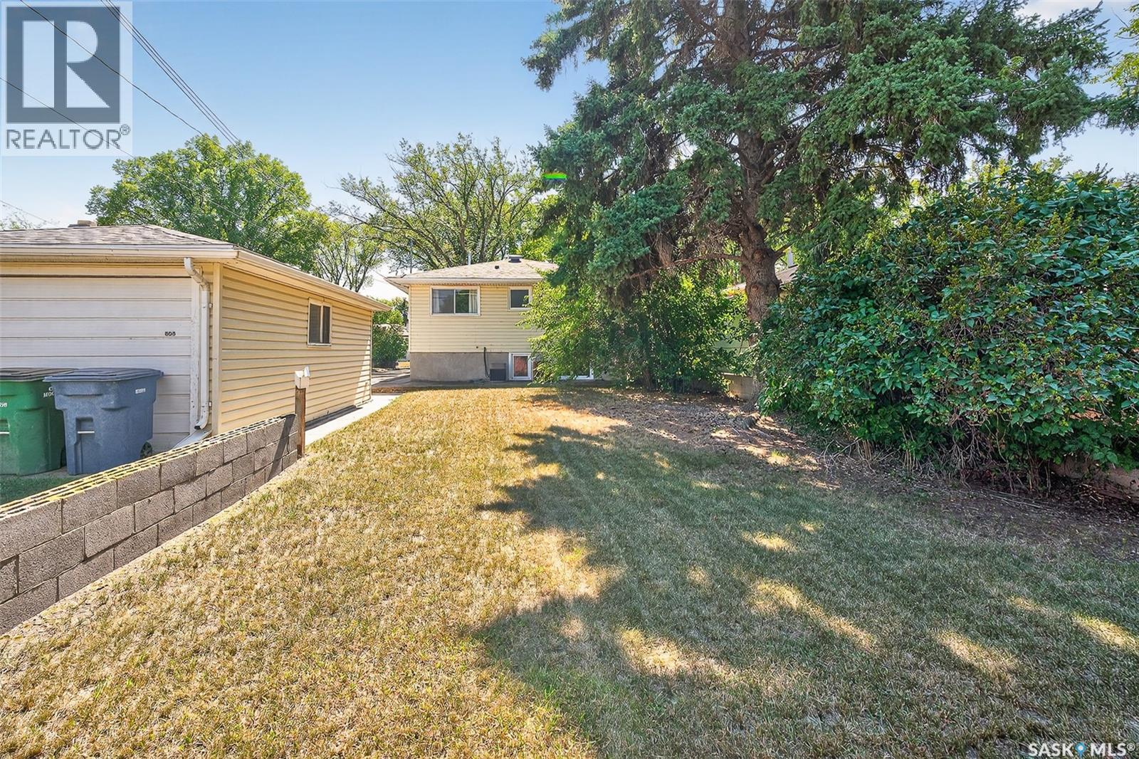 Photo 37 of 806 Grandview Street W, Moose Jaw SK