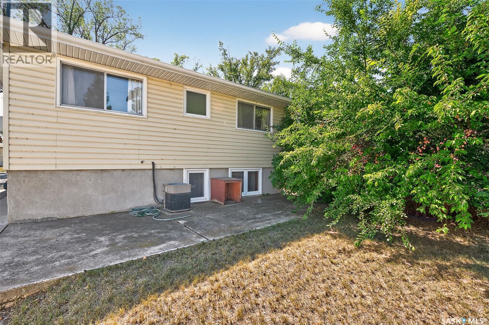 Photo 38 of 806 Grandview Street W, Moose Jaw SK