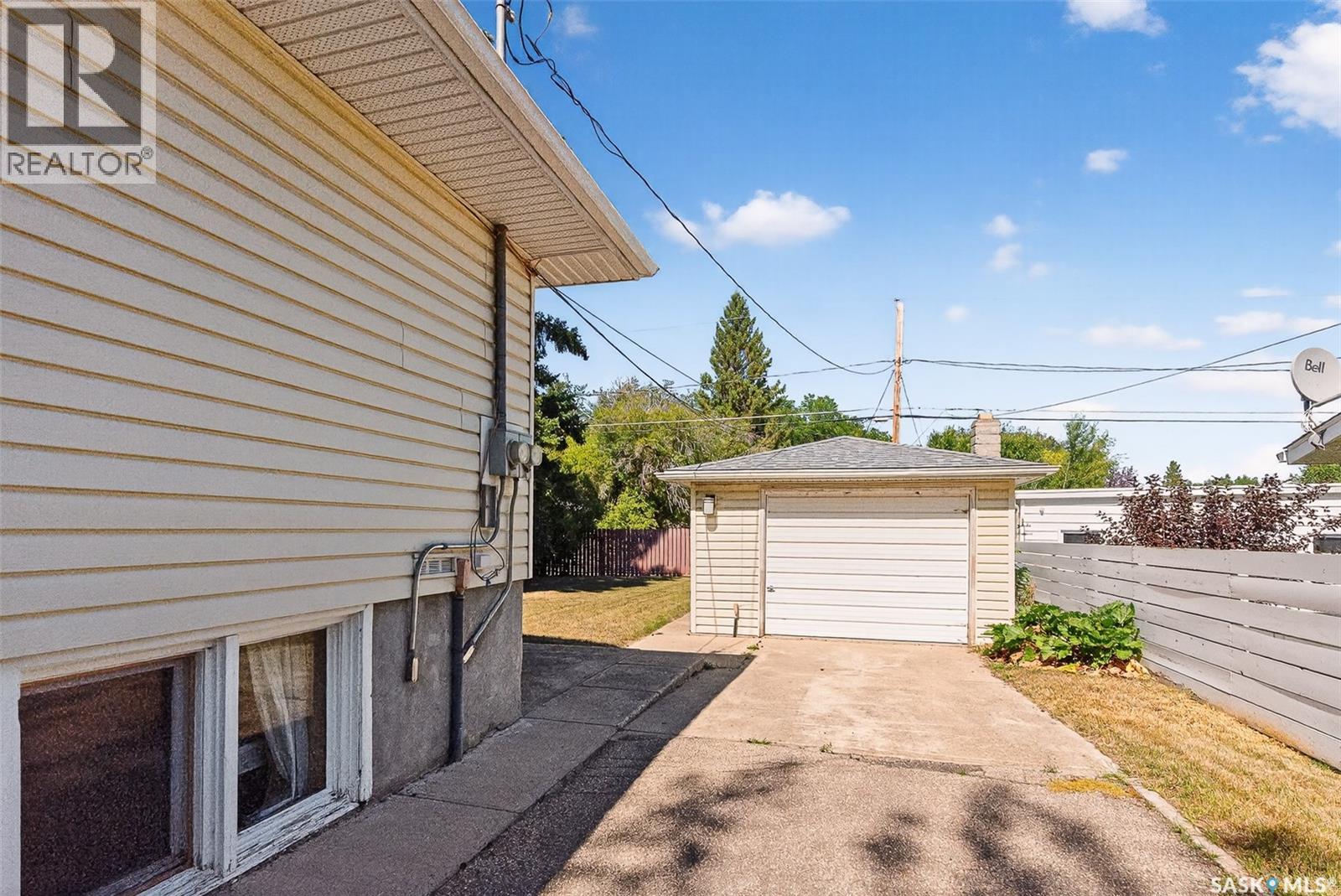 Photo 39 of 806 Grandview Street W, Moose Jaw SK
