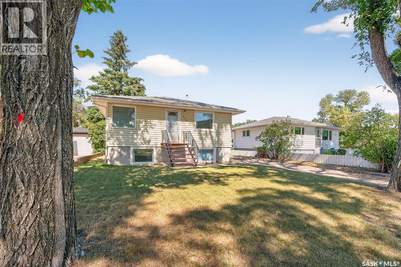 Photo 4 of 806 Grandview Street W, Moose Jaw SK