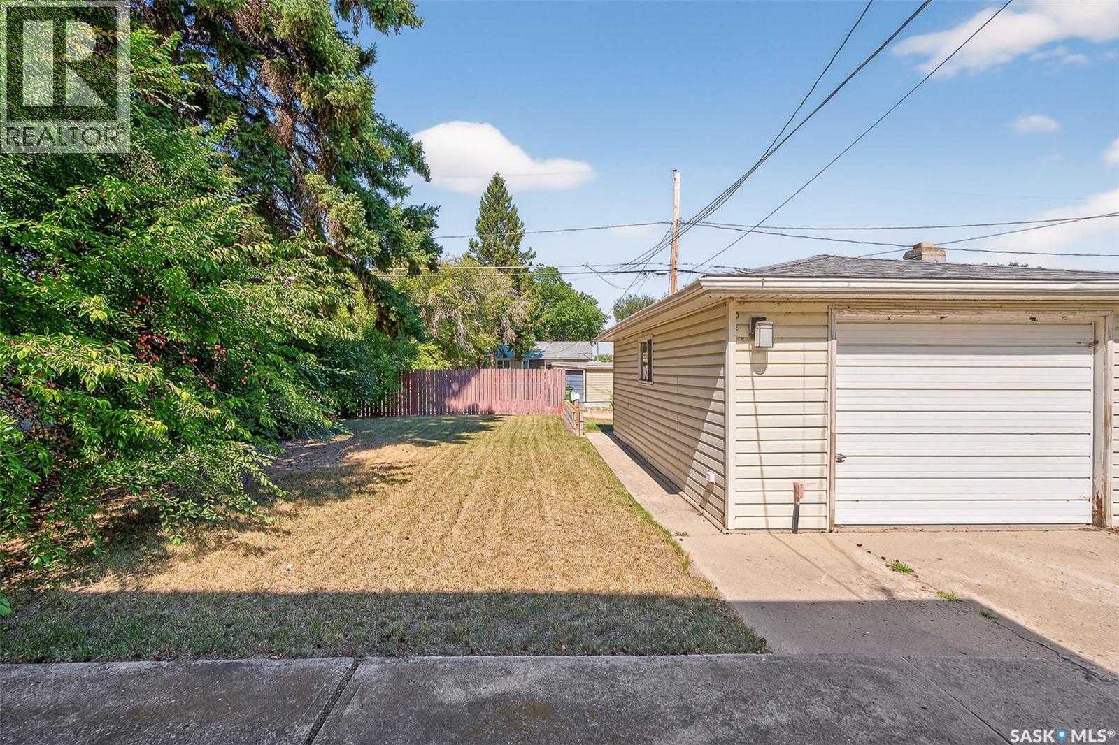 Photo 43 of 806 Grandview Street W, Moose Jaw SK