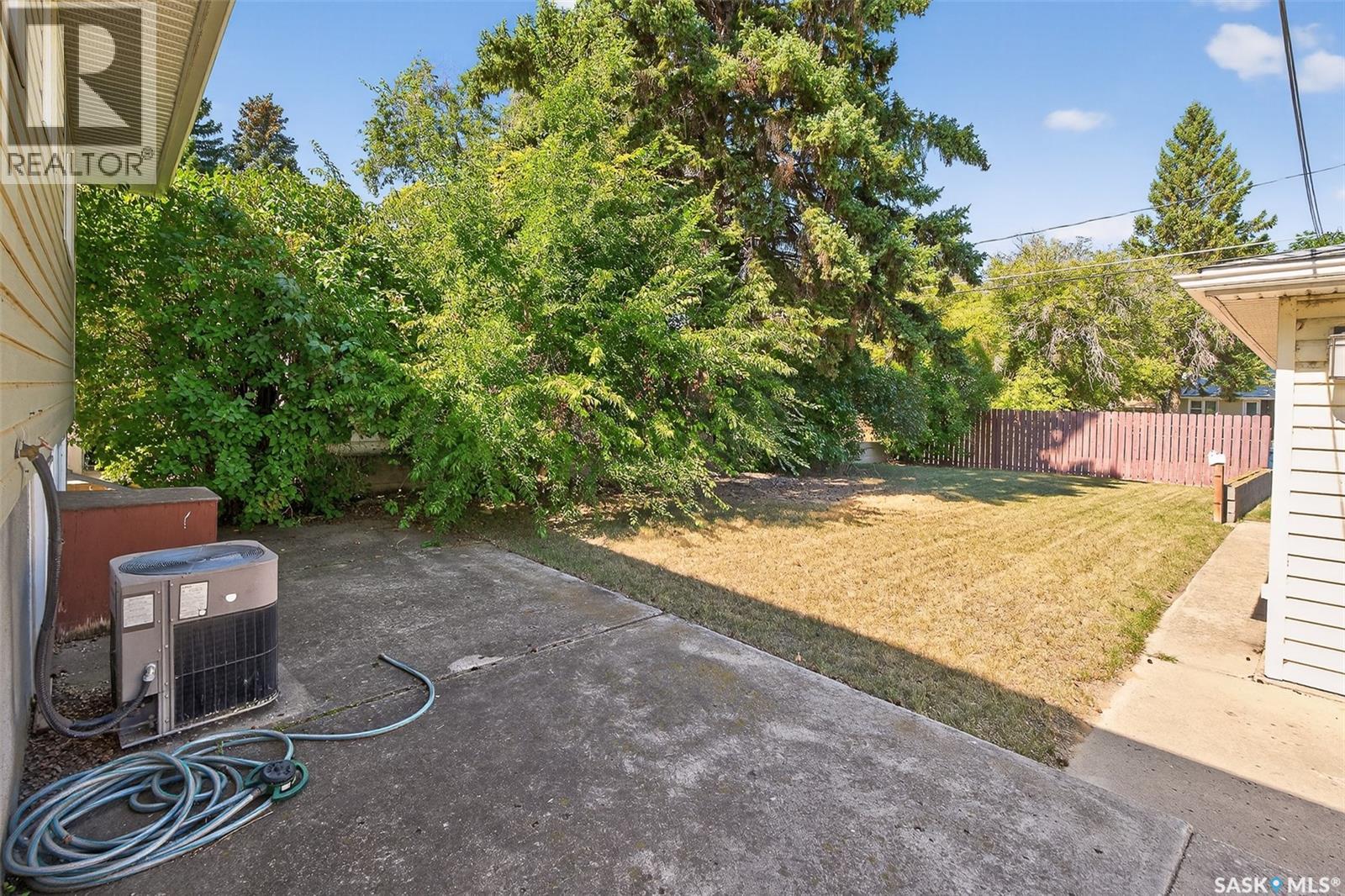 Photo 5 of 806 Grandview Street W, Moose Jaw SK