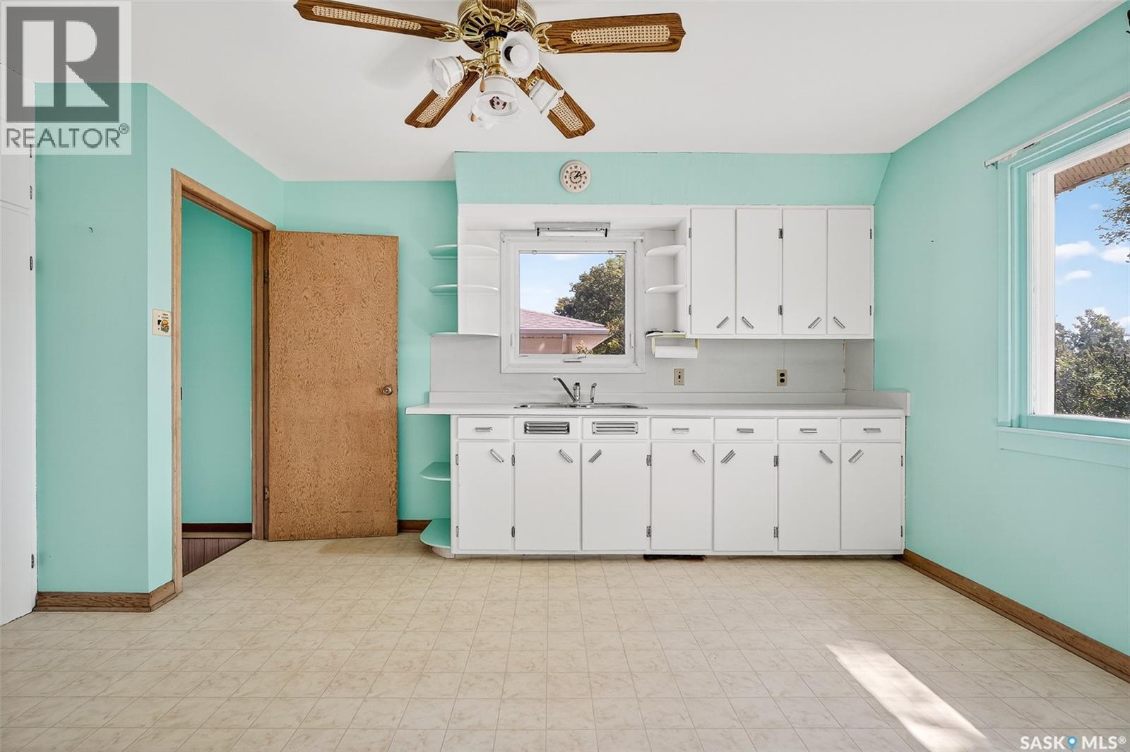 Photo 8 of 806 Grandview Street W, Moose Jaw SK