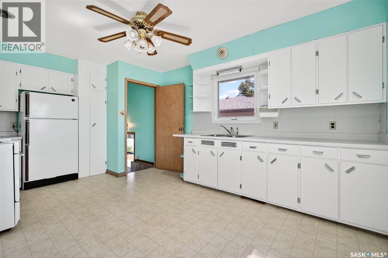 Photo 9 of 806 Grandview Street W, Moose Jaw SK