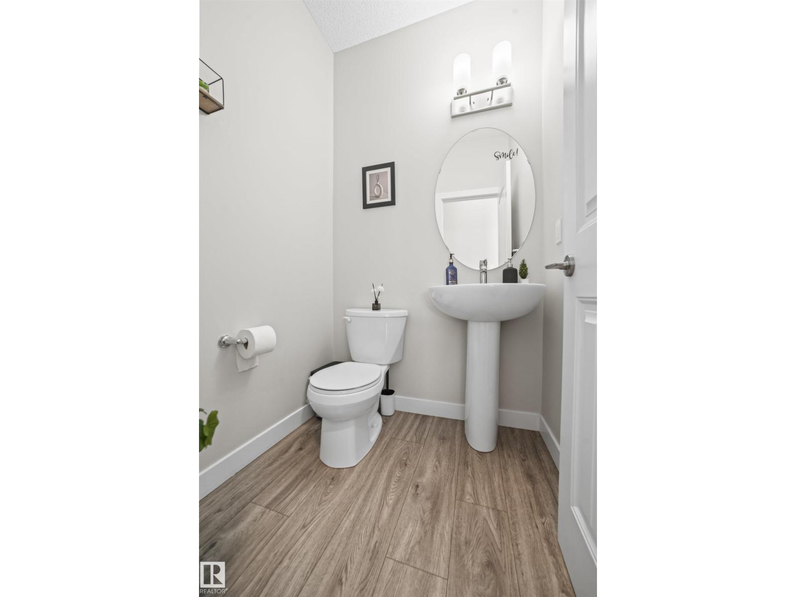Photo 12 of 18 2215 24 St Nw, Edmonton AB
