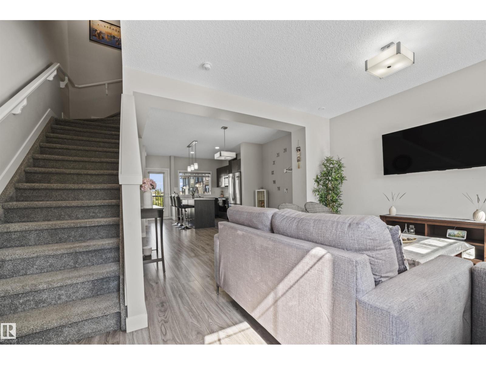 Photo 3 of 18 2215 24 St Nw, Edmonton AB
