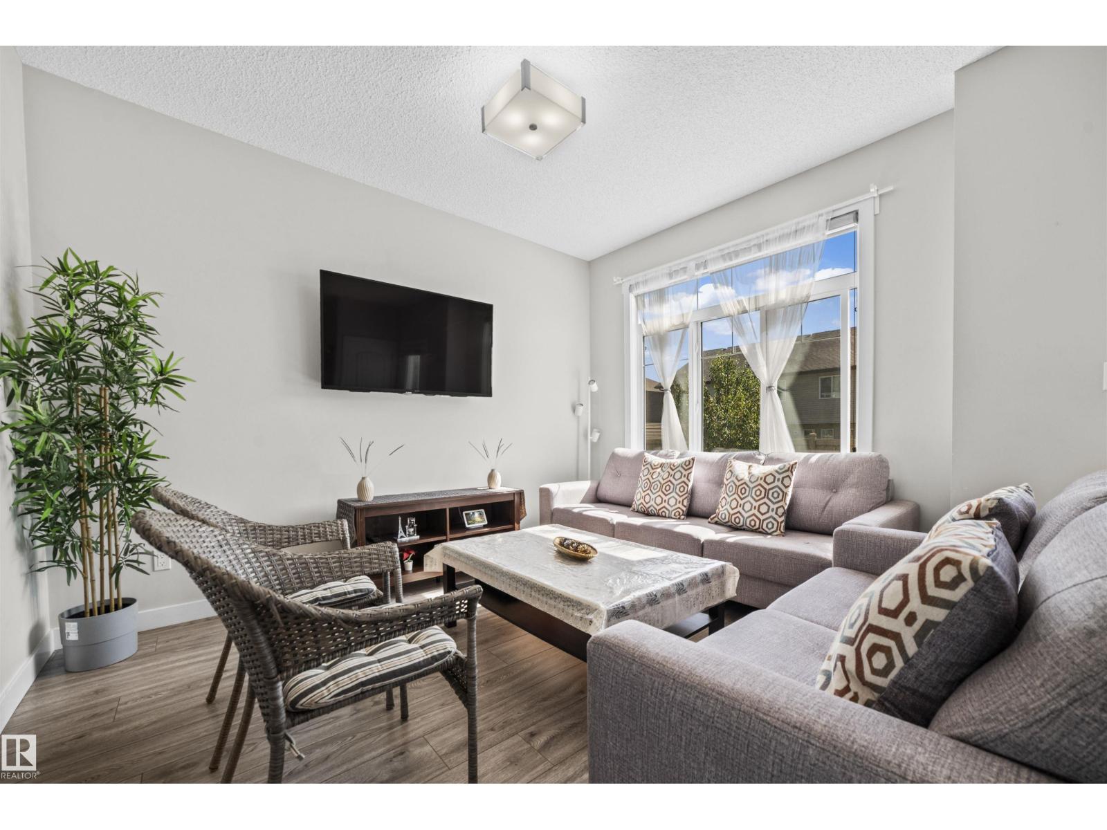 Photo 5 of 18 2215 24 St Nw, Edmonton AB