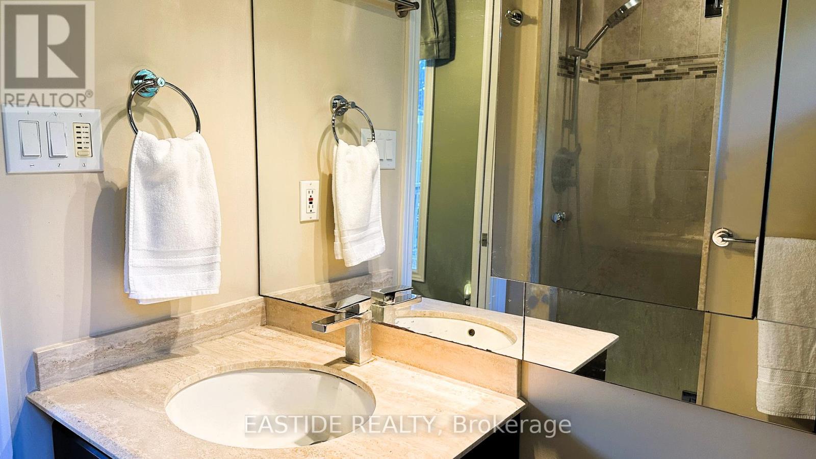 Photo 13 of 570 Roeder Court, Newmarket ON