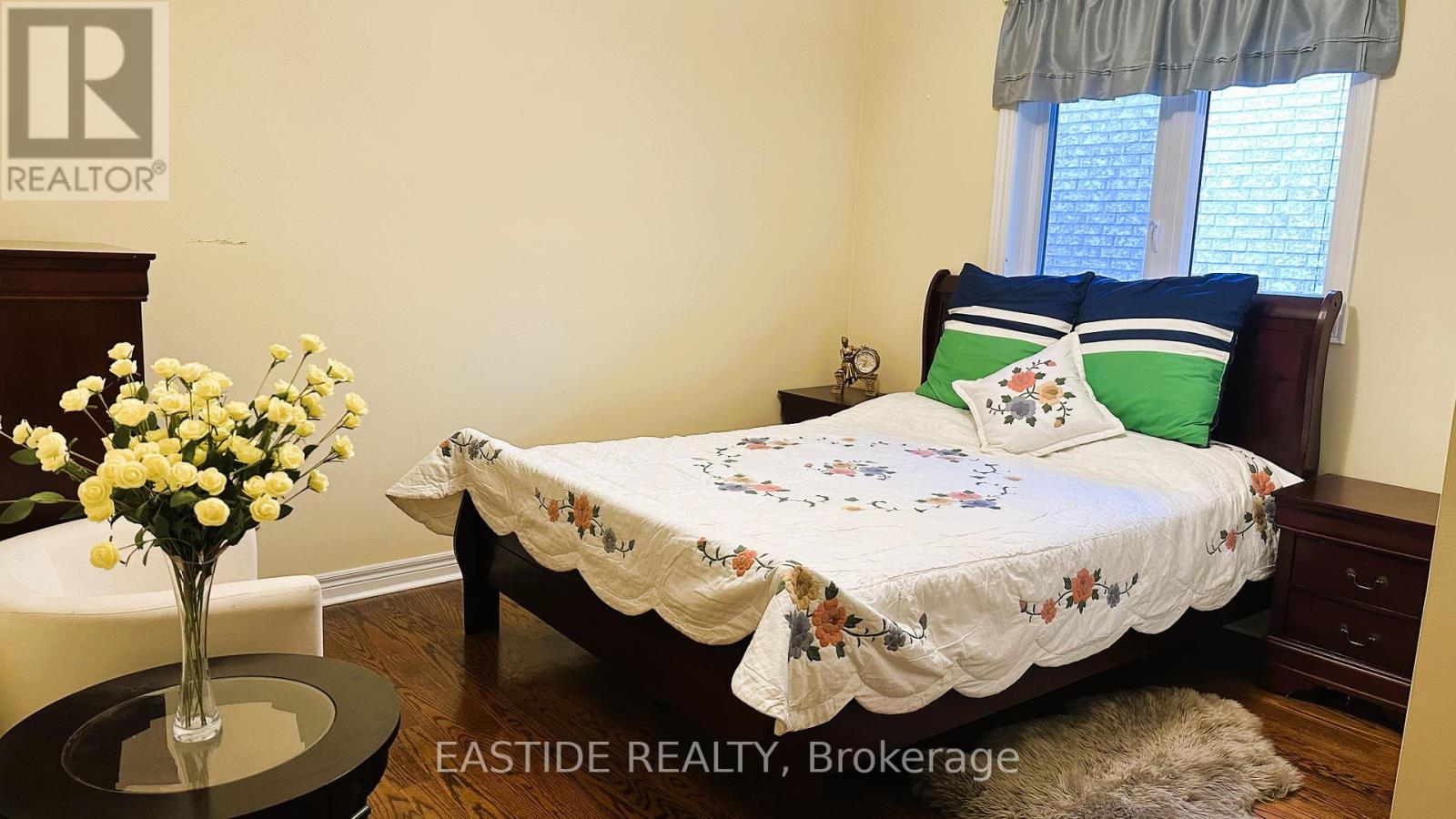 Photo 8 of 570 Roeder Court, Newmarket ON