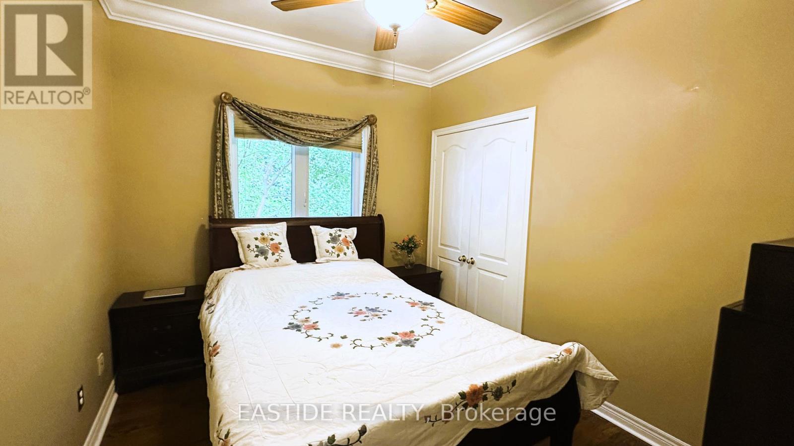 Photo 4 of 570 Roeder Court, Newmarket ON