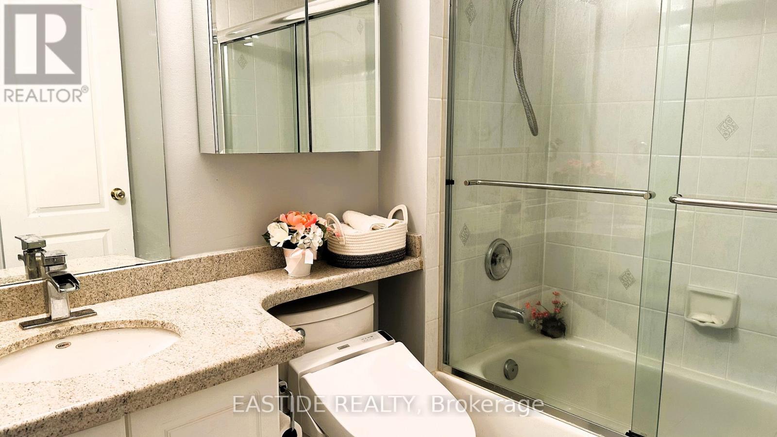 Photo 14 of 570 Roeder Court, Newmarket ON