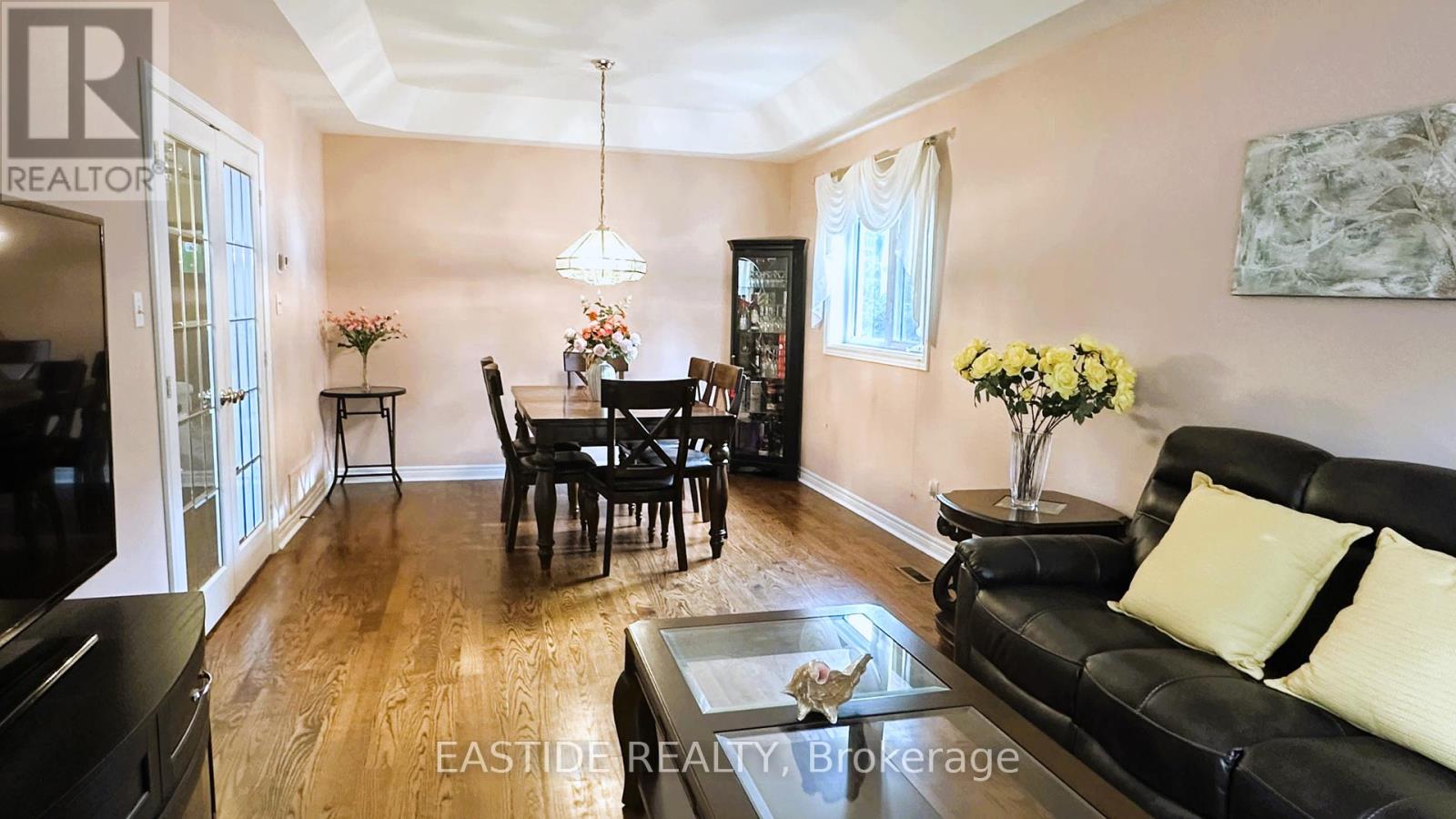 Photo 2 of 570 Roeder Court, Newmarket ON