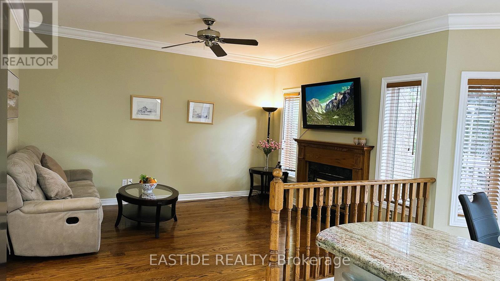 Photo 11 of 570 Roeder Court, Newmarket ON