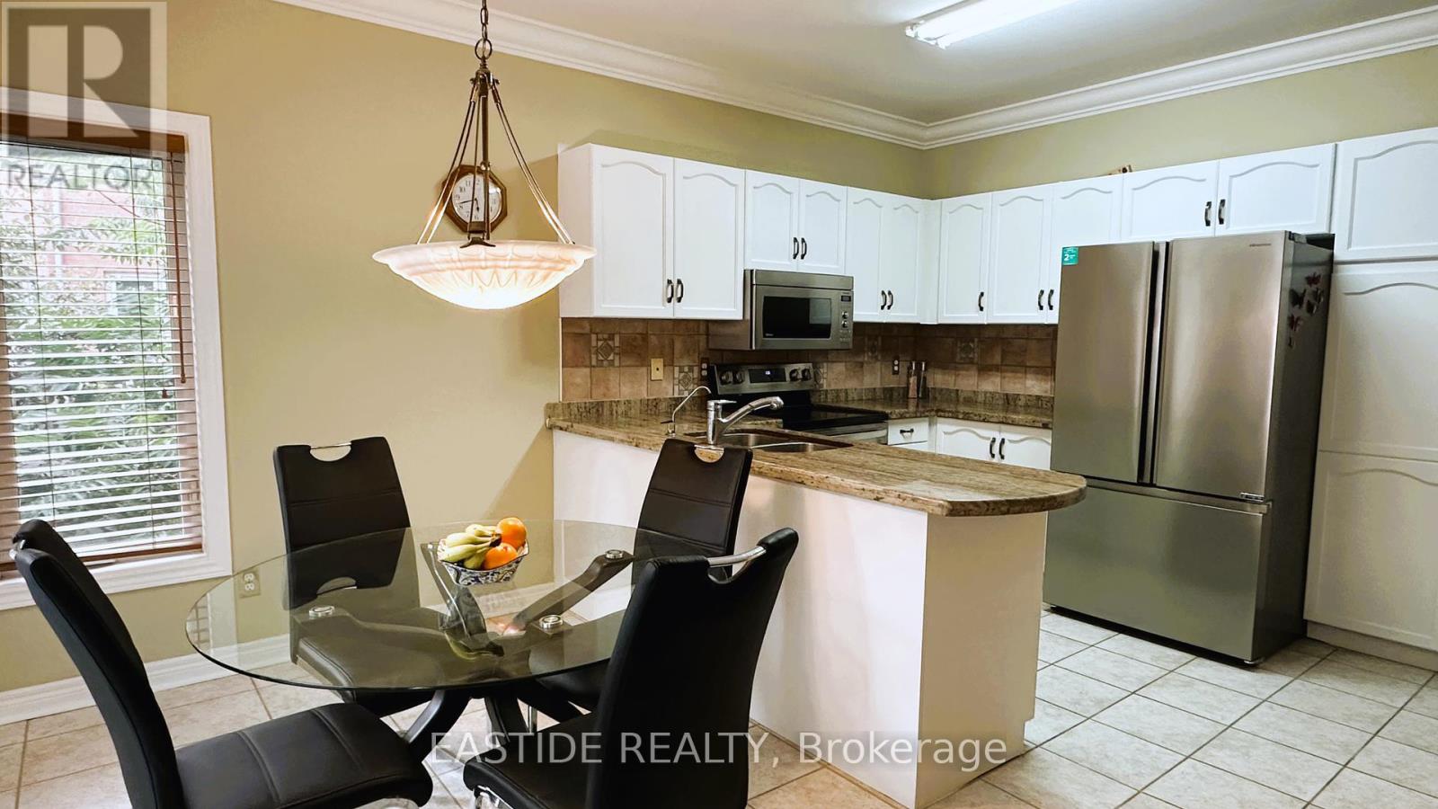 Photo 12 of 570 Roeder Court, Newmarket ON