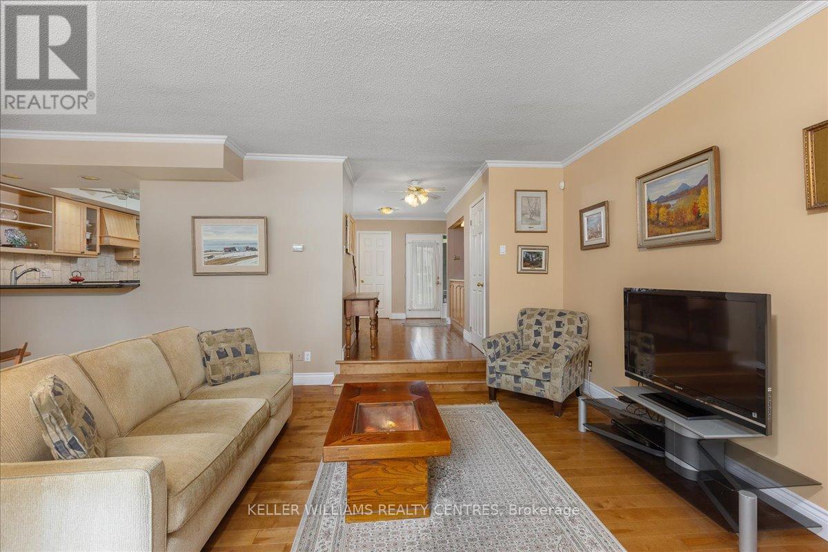 Photo 15 of 17 Davy Point Circle, Georgina ON