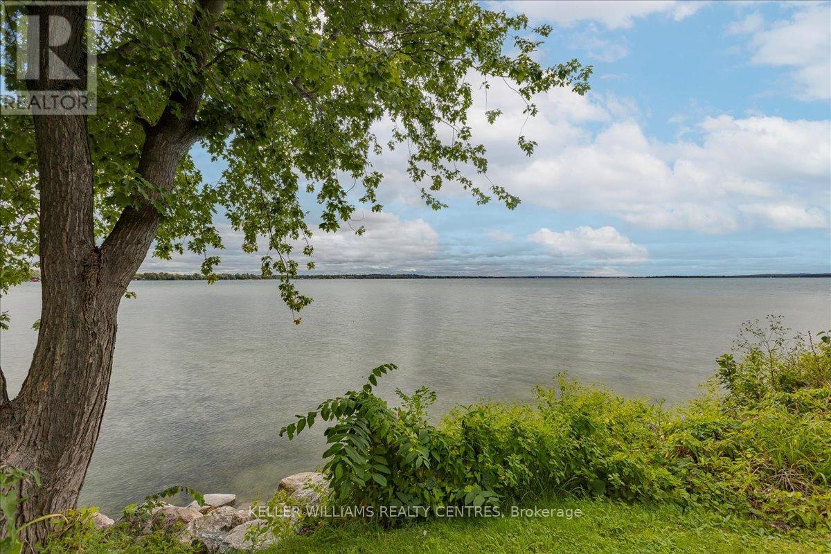 Photo 36 of 17 Davy Point Circle, Georgina ON