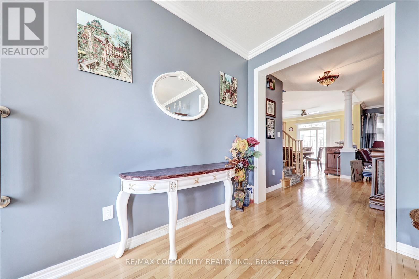 Photo 10 of 37 Condarcuri Crescent, Markham ON