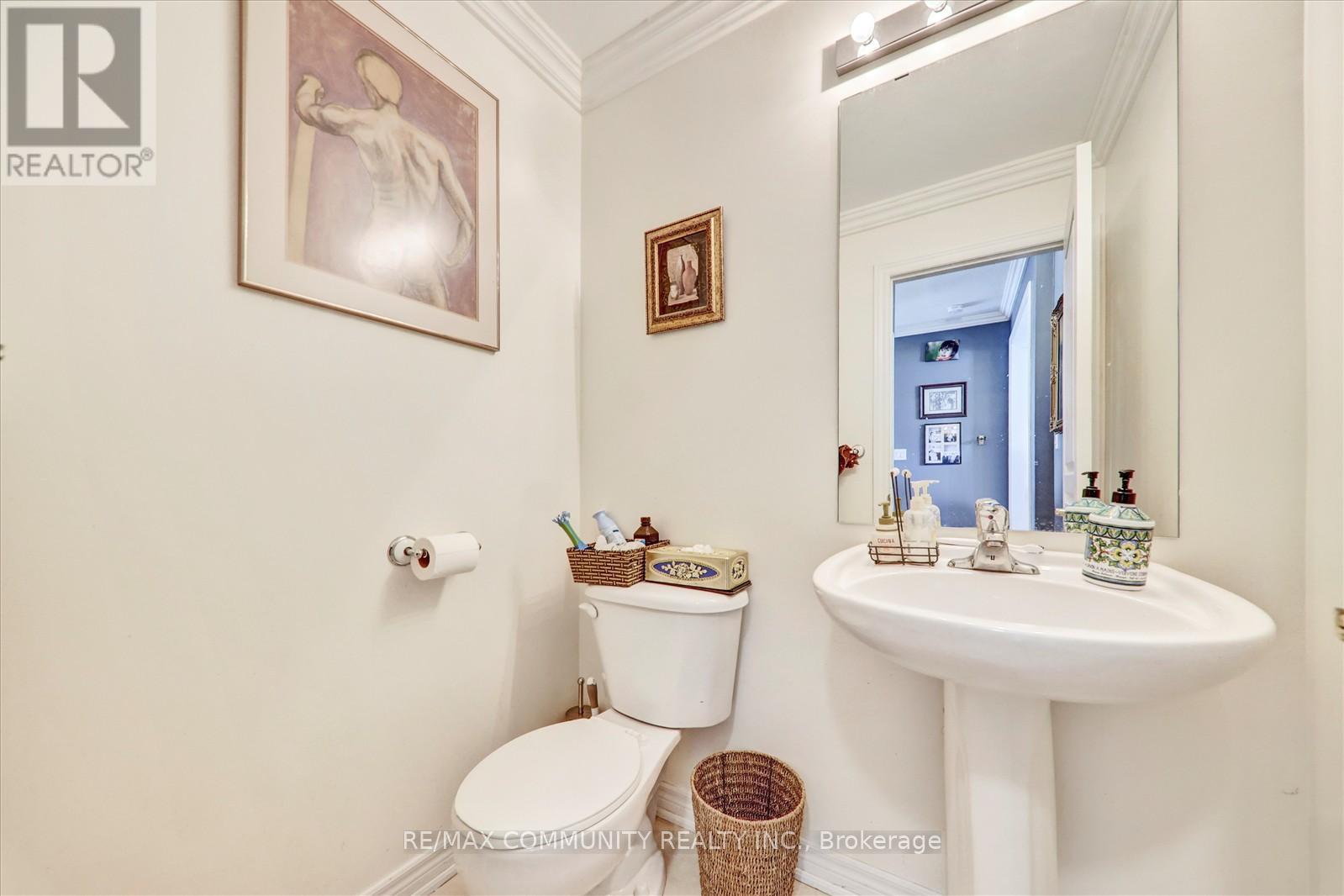 Photo 11 of 37 Condarcuri Crescent, Markham ON